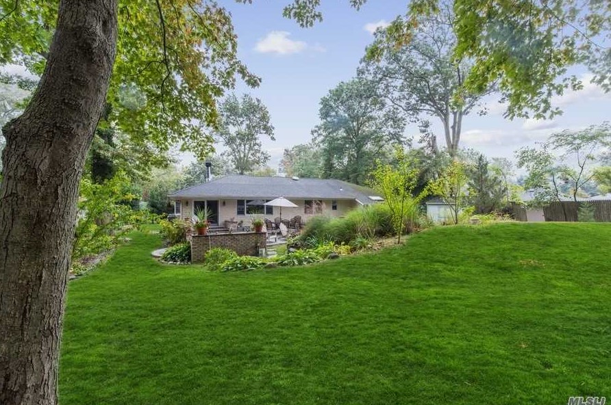 5 Rancher Pl, Hunt NY 11743-4019 exterior