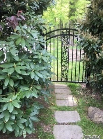 5 Rancher Pl, Hunt NY 11743-4019 exterior