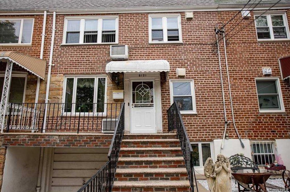 61-21 69th Pl, Flushing, NY 11379-6005