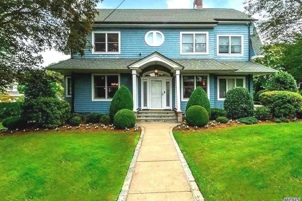 302 Warwick Ave, Flushing, NY 11363-1041