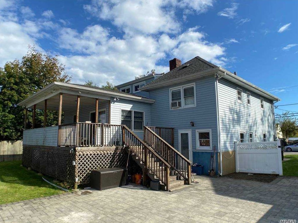 24 2nd St, Freeport, NY 11520-5719