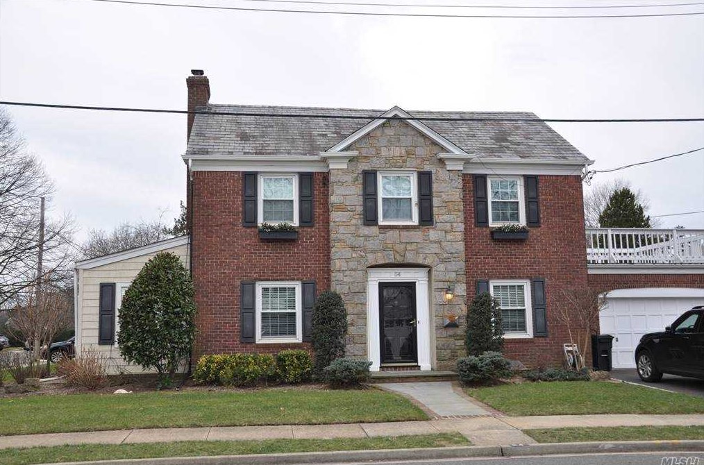 54 Fountain Ave, Rockville Centre, NY 11570-1621