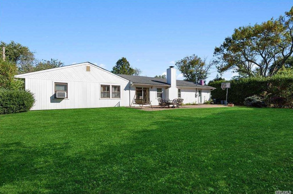 2 Madeley Ln, Stonybrook, NY 11790-2802