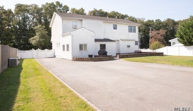 489 Montauk Hwy, West Sayville, NY 11796