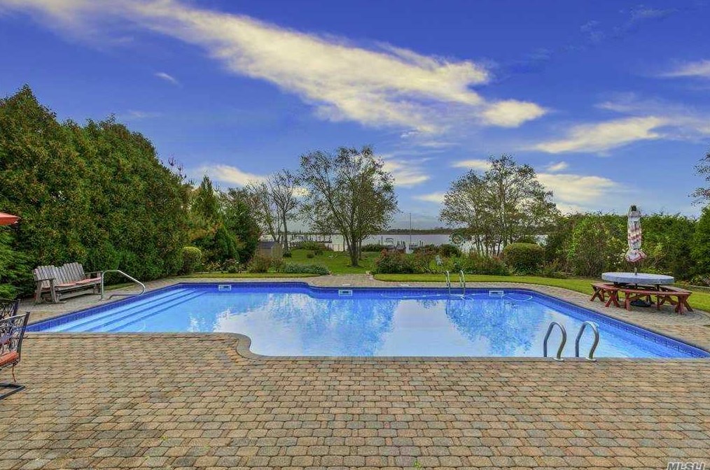 612 Shore Dr, Oakdale, NY 11769