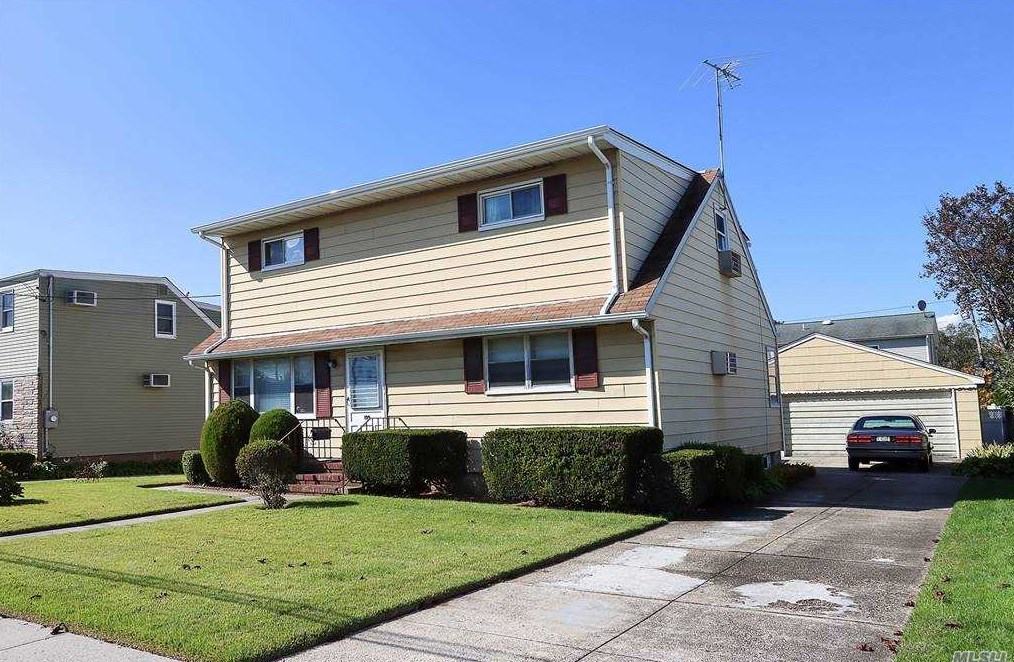 199 Poppy Ave, Franklin Square, NY 11010-3825