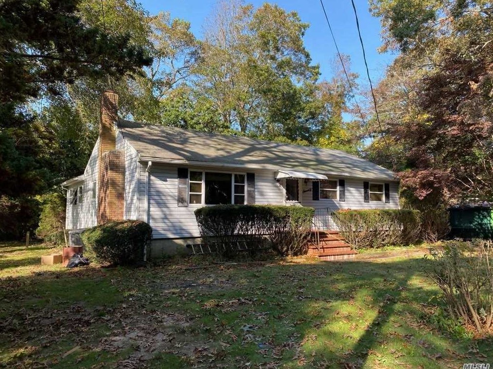 70 Daisy Dr, Old Mastic, NY 11951-3718