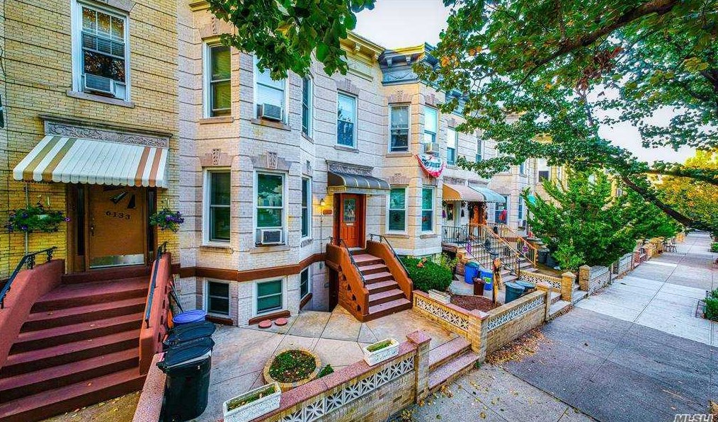 6135 Linden St, Flushing, NY 11385-3322