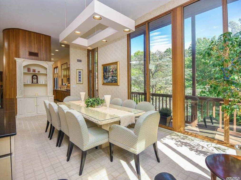 202 Cow Neck Rd, Port Washington, NY 11050-1143