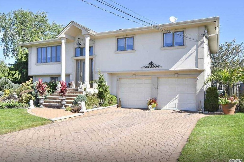 2936 Charlotte Dr, North Merrick, NY 11566-5302
