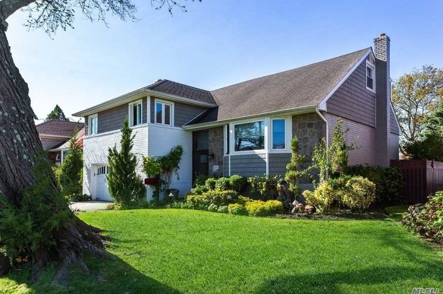 3392 Fairway Rd, Rockville Centre, NY 11572-5609