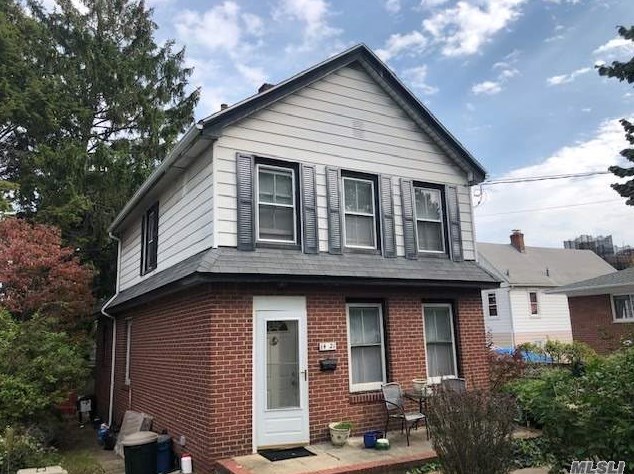 14-21 147th St, Flushing, NY 11357-1712