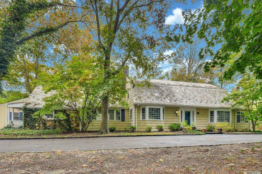 1 Hemlock Dr, Muttontown, NY 11545