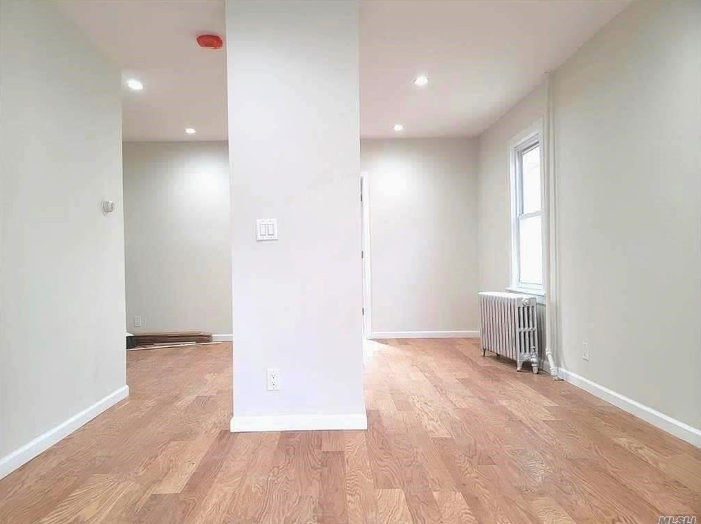 32 Dorlon St, Hempstead, NY 11550-6612