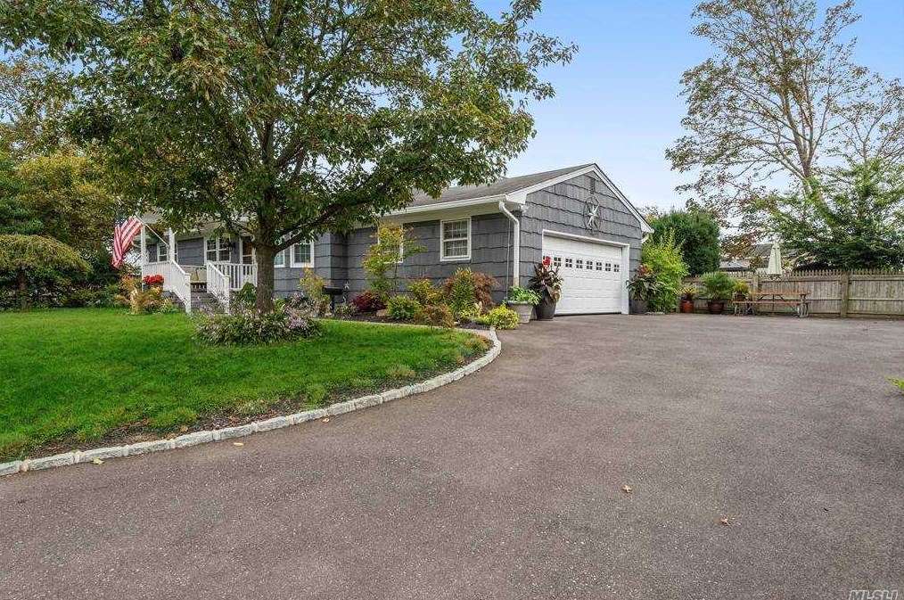 112 Edgewood Rd, West Islip, NY 11795