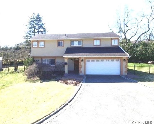 27 Briarwood Dr, Glen Cove, NY 11542-1650