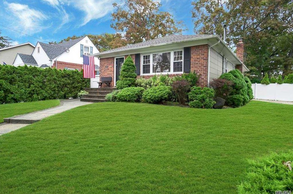 2177 Potter Ave, North Merrick, NY 11566-2133