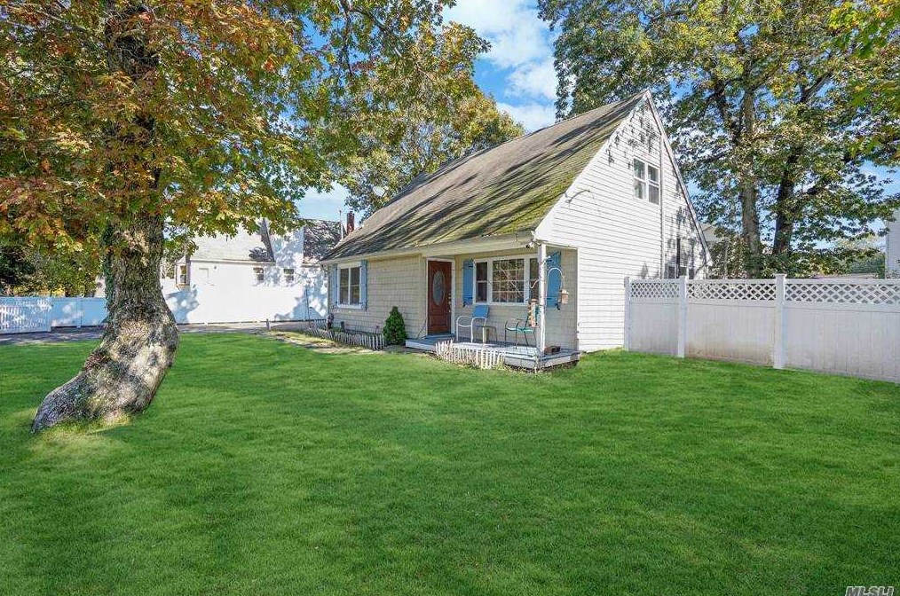 3 Smith Rd, Smith Point, NY 11967-2220