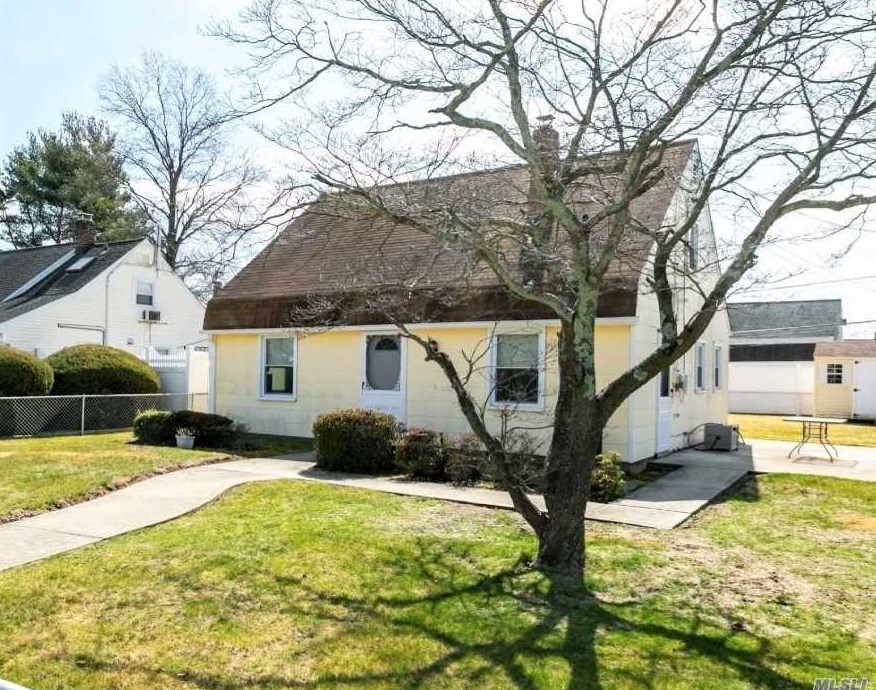 18 Cobble Ln, Plainedge, NY 11756