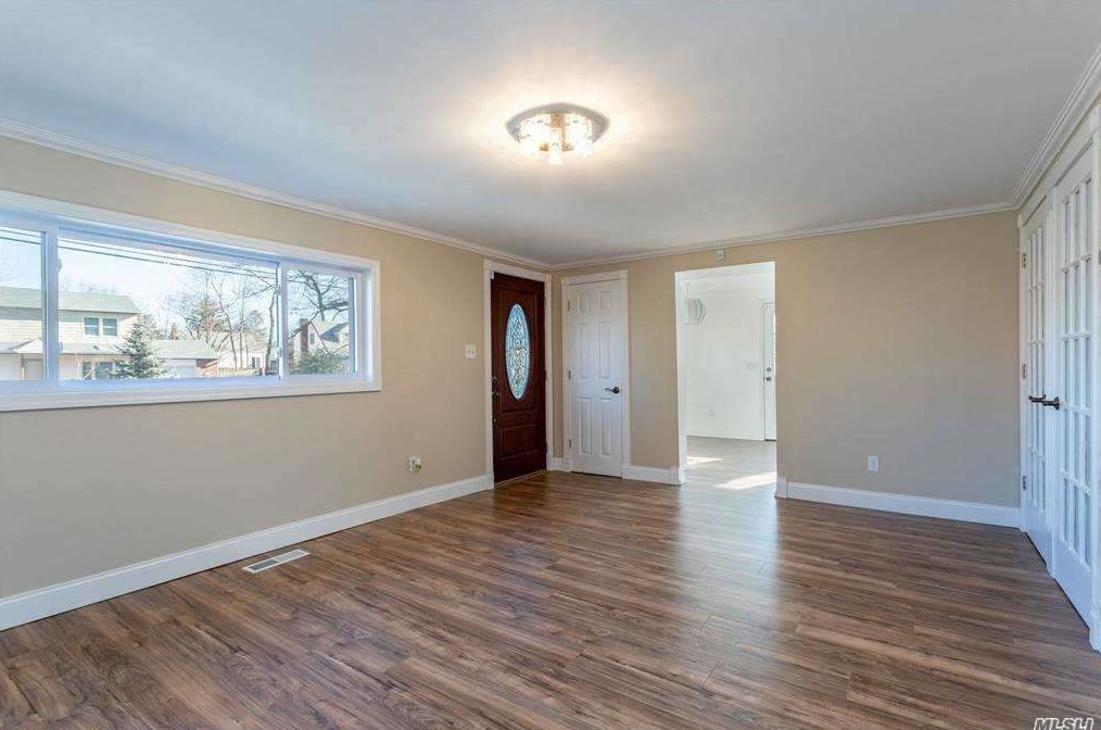 1 Priscilla Ln, Prt Jefferson Station, NY 11776-4219