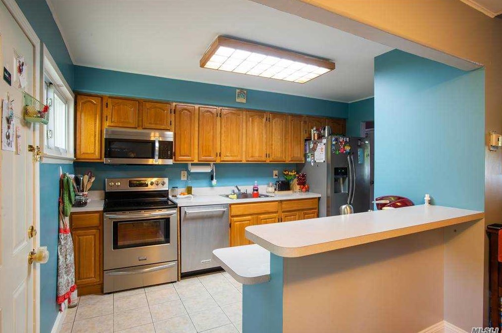 813 Janos Ln, Hempstead, NY 11552-4163