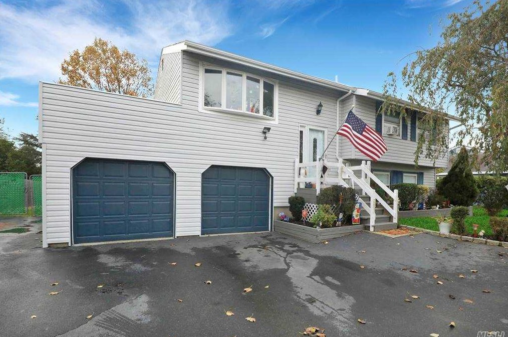 41 Forte Ave, Gordon Heights, NY 11763-4433