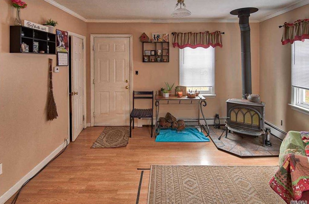 185 Hawthorne St, Manor Park, NY 11950-4617