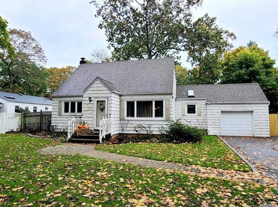 135 Woodlawn Ave, Head Of The Harbor, NY 11780-2509