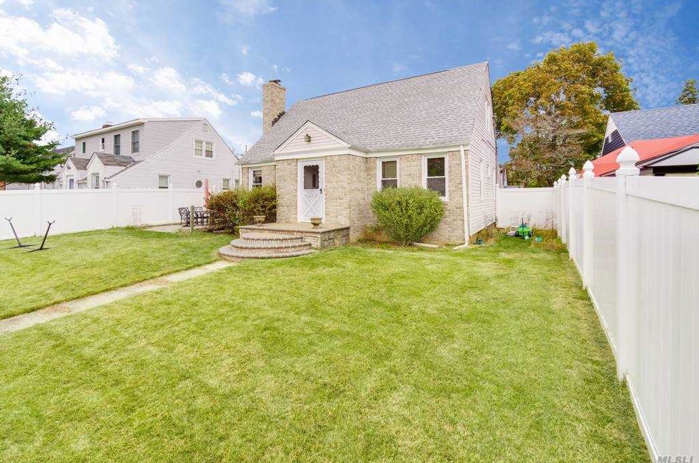 1032 Henhawk Rd, North Baldwin, NY 11510-1542