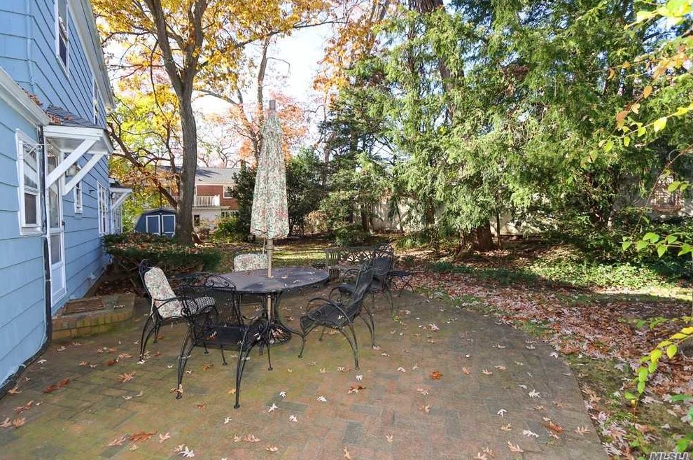 11 Margaret Blvd, North Merrick NY 11566-3106 exterior