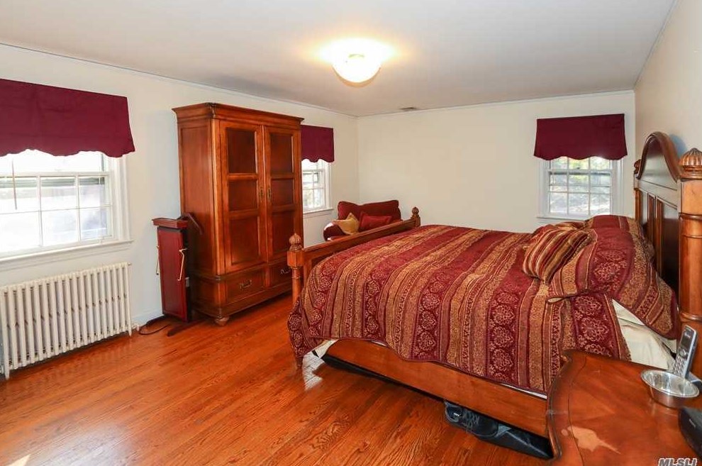 11 Margaret Blvd, North Merrick NY 11566-3106 exterior