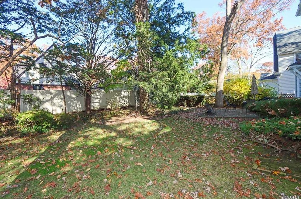 11 Margaret Blvd, North Merrick NY 11566-3106 exterior