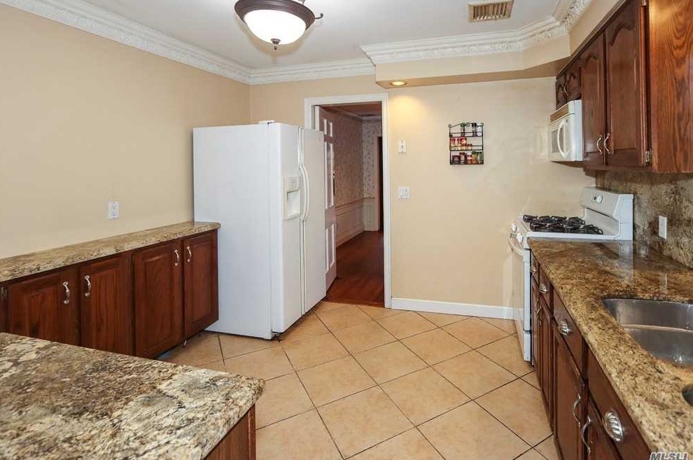 11 Margaret Blvd, North Merrick NY 11566-3106 exterior