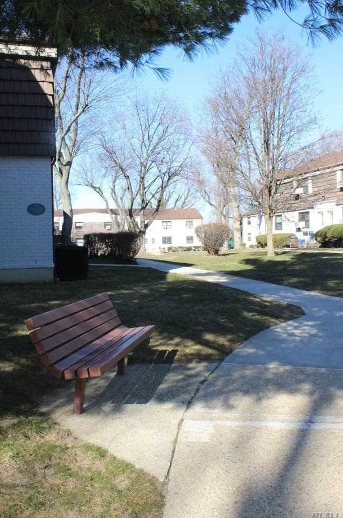 137-11 68th Dr, Flushing, NY 11367-3150