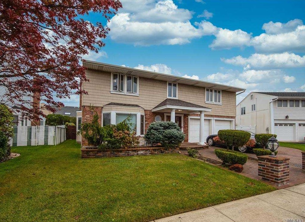 3603 Annette Dr, Rockville Centre, NY 11572-5957
