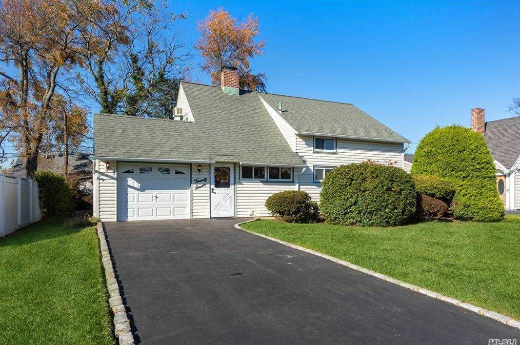 27 Eve Ln, Plainedge, NY 11756-5511