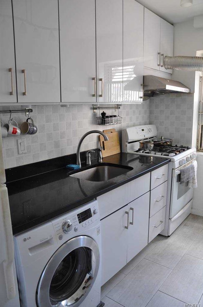 78-32 147th St, Flushing, NY 11367-1711