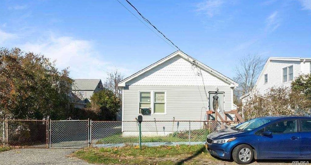 23 Dogwood Rd, Old Mastic, NY 11951-5713