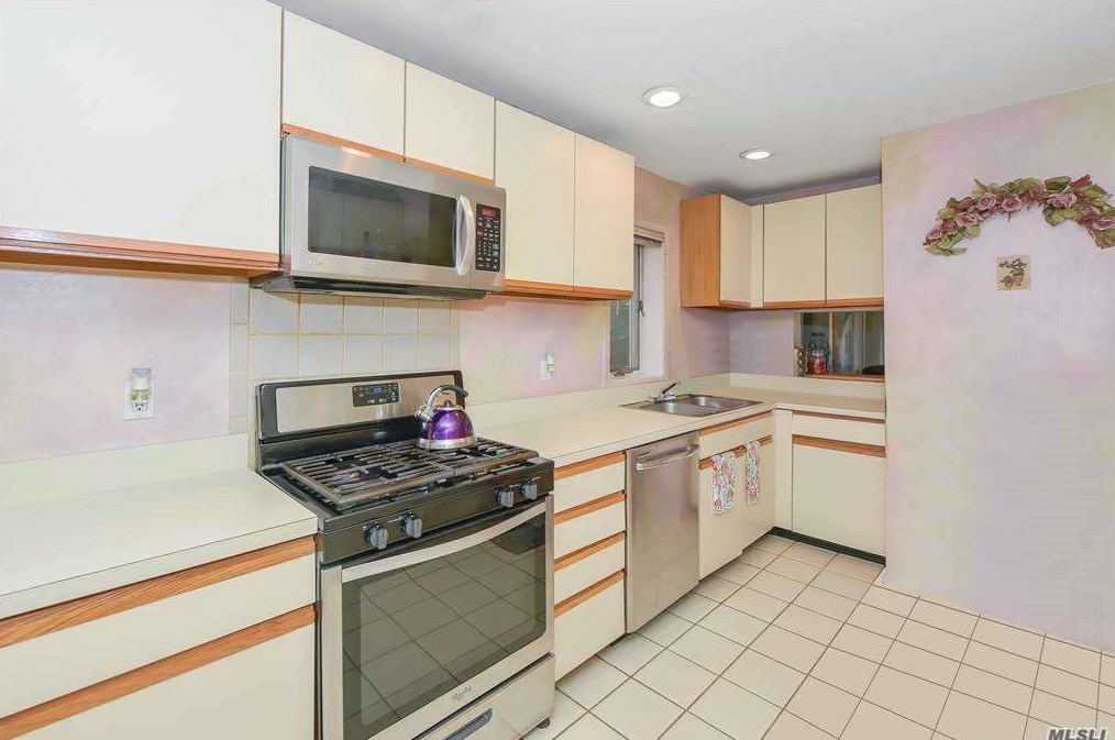 7 Kristin Ln, Hauppauge NY 11788-1239 exterior