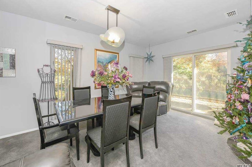 7 Kristin Ln, Hauppauge NY 11788-1239 exterior