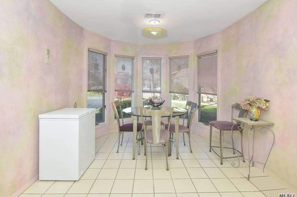 7 Kristin Ln, Hauppauge NY 11788-1239 exterior