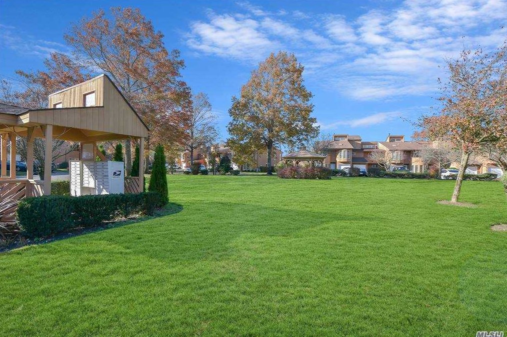 7 Kristin Ln, Hauppauge NY 11788-1239 exterior