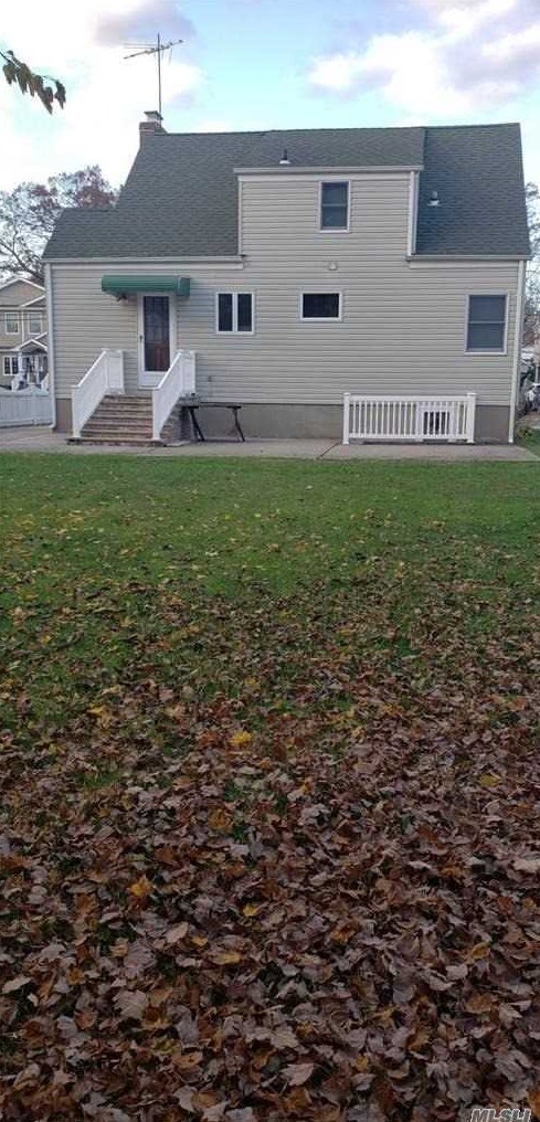 81 Stuyvesant Ave, North Merrick, NY 11566-3513