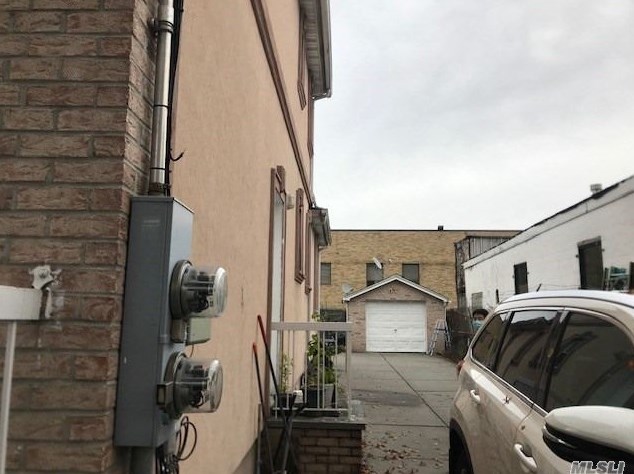 59-21 Fresh Meadow Ln, Flushing, NY 11365-1136