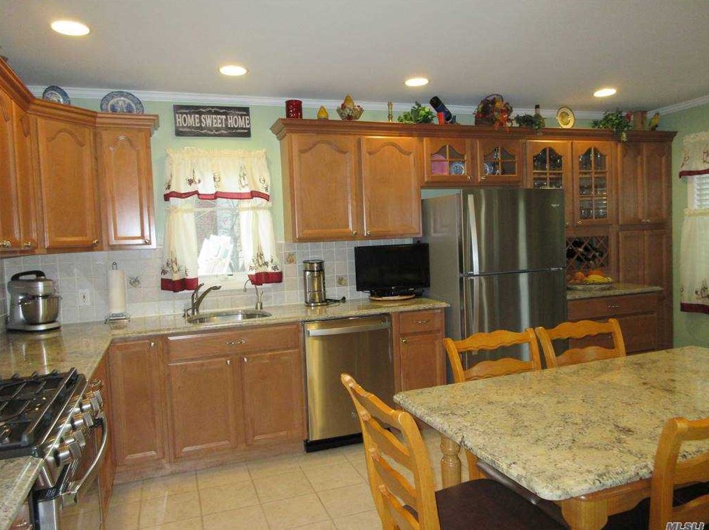 1864 Aaron Ave, Hempstead, NY 11554-1012