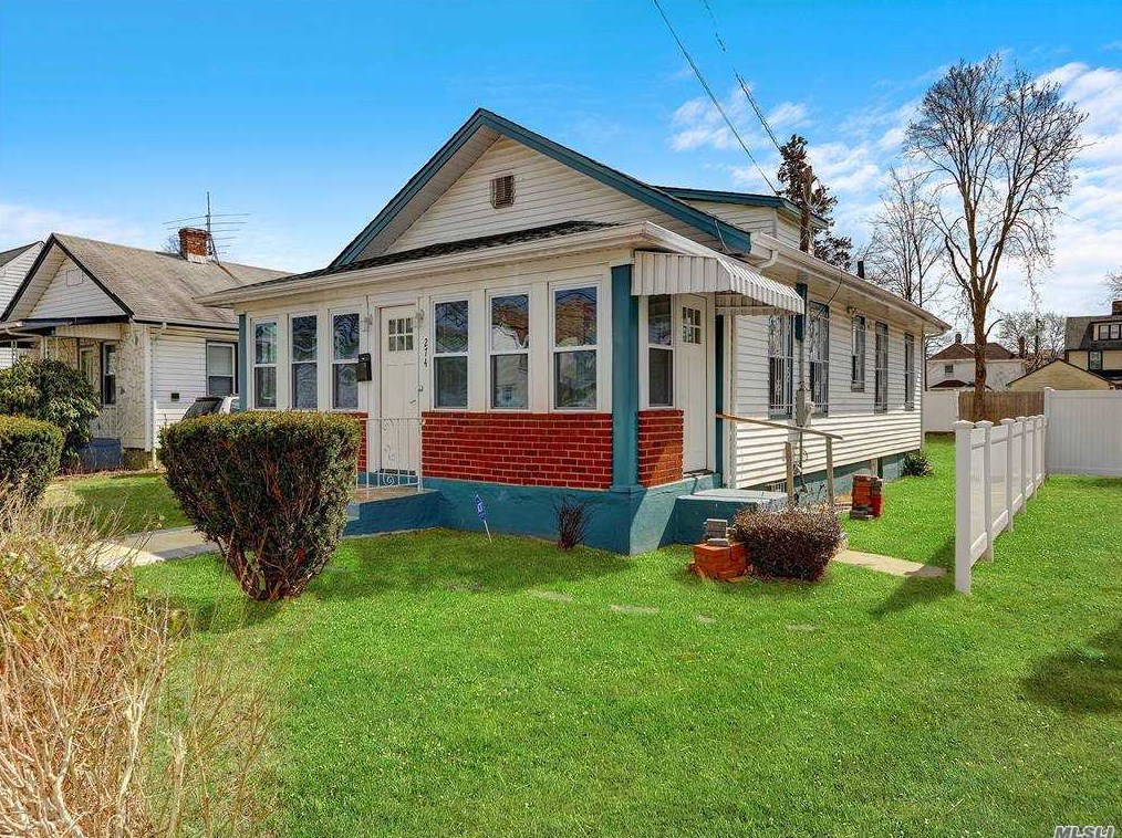 274 Columbia St, Hempstead, NY 11550-2819