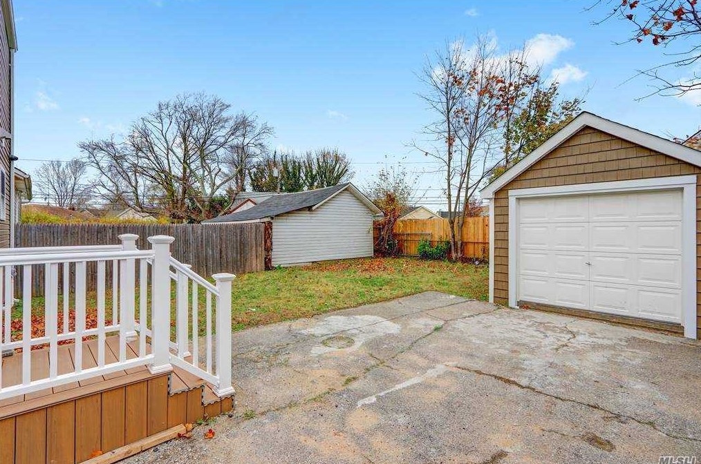 611 Hill St, Hempstead, NY 11553-3113