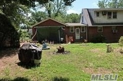 21 Maple Rd, Greenlawn, NY 11740-1120