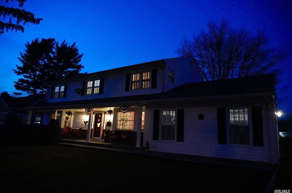 24 Meadow Ln, Hicksville, NY 11801-5304