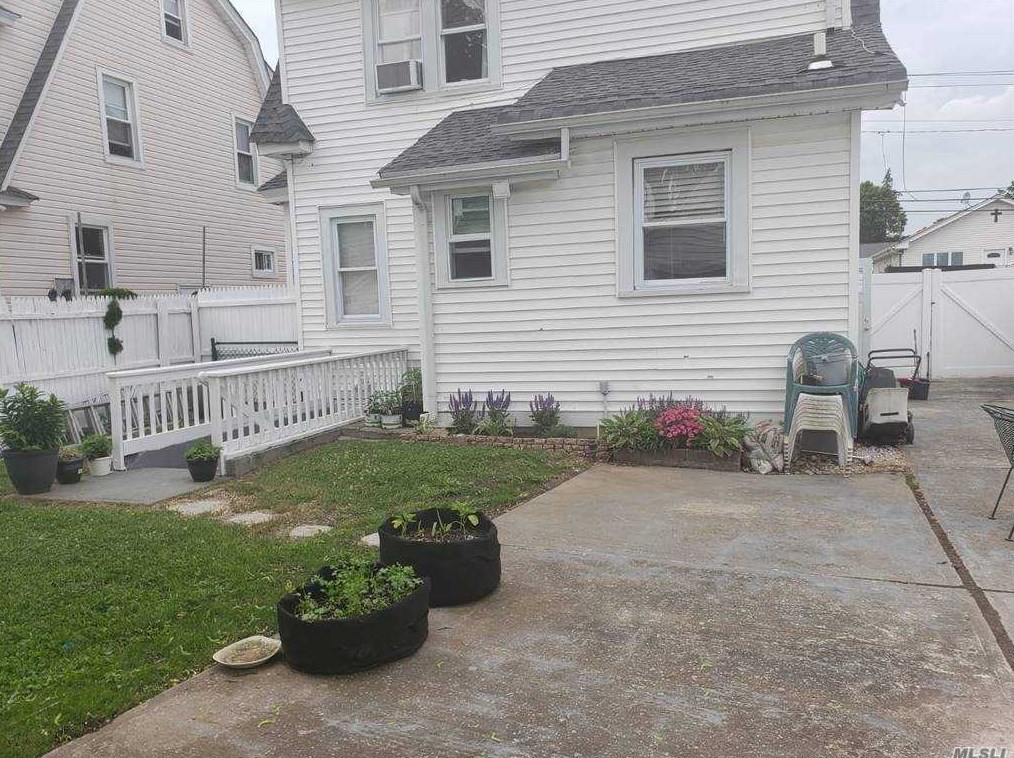 82 Lincoln Blvd, Hempstead, NY 11550-1730